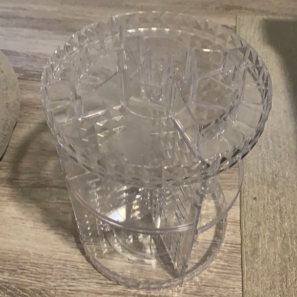 Beautiful clear toiletries/makeup spinning tower - Picture 1 of 6